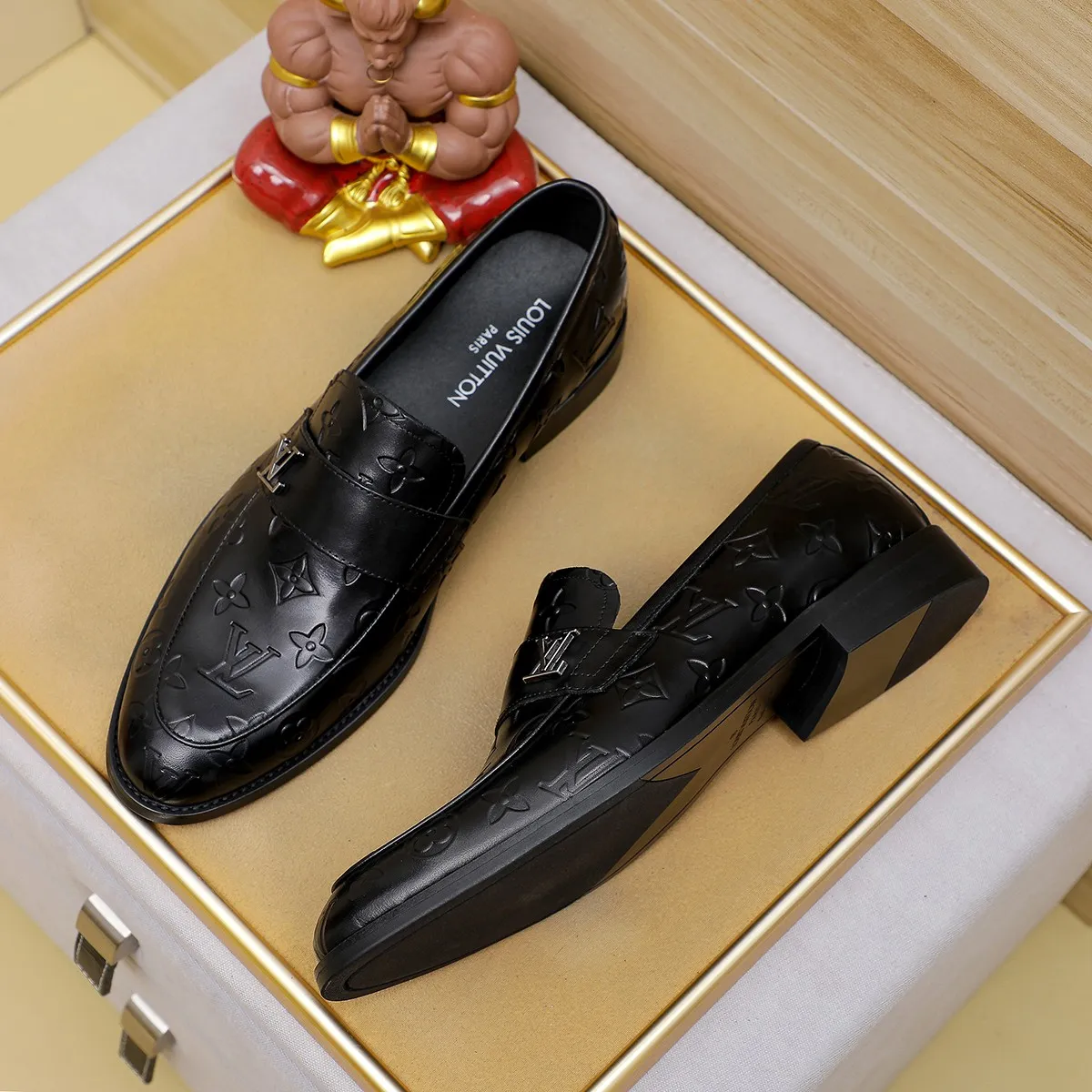 Men's Men's Shoes 💰420 💰[Louis Vuitton] LV high-end business formal leather shoes! ! Luxurious and elegant style, equal emphasis on practicality and style, professional focus on details and quality, counter original 1⃣️: 1⃣️ super accurate reproduction👍🏻! Material: The upper is made of imported original soft 🐂cowhide ➕imported first-layer sheepskin lining. Original anti-slip and wear-resistant outsole! Code number: 39--45, (38.46 custom-made) Large quantities in stock!